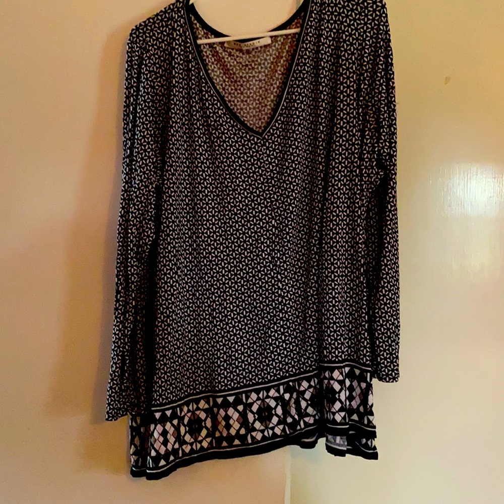 Very cute and so comfortable v neck plus size top.